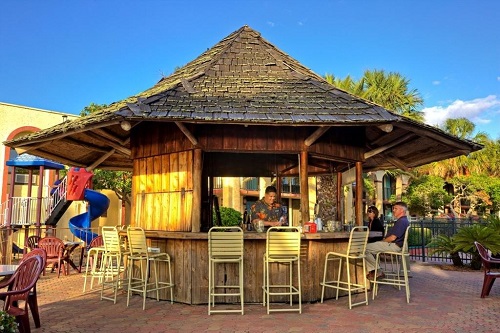 Maingate Lakeside Resort bar